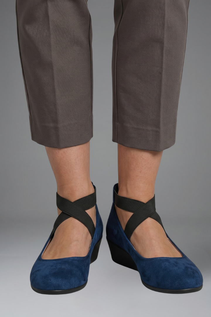 Women's Shoe | Rounded Toe Elastic Strap Wedge