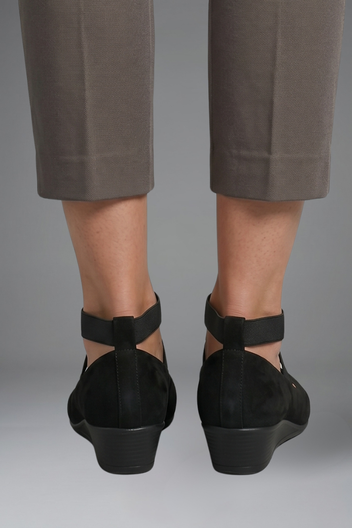 Women's Shoe | Rounded Toe Elastic Strap Wedge