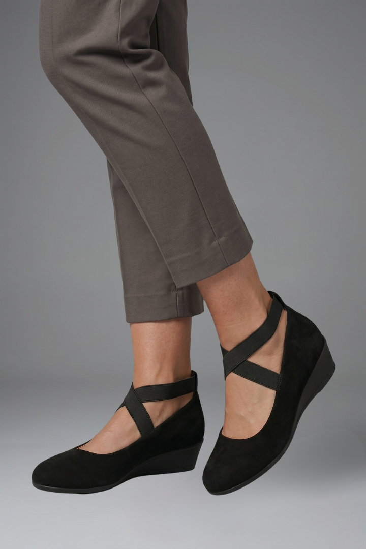 Women's Shoe | Rounded Toe Elastic Strap Wedge